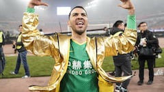 Jonathan Viera, del Beijing Guoan, saluda a la afici&oacute;n en la pasada temporada de la Superliga china.