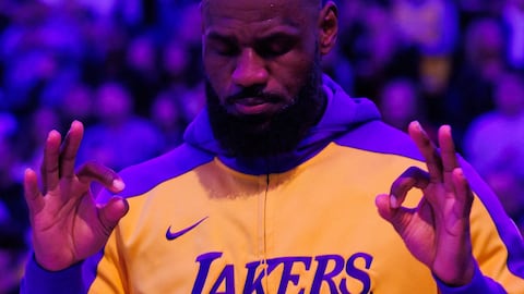 LeBron James, alero de Los Angeles Lakers, antes del partido frente a los Raptors en Toronto.