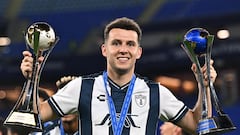 Doha (Qatar), 14/12/2024.- Oussama Idrissi of CF Pachuca celebrates with the FIFA Challenger Cup trophy after winning their match agaubst Al Ahly FC, part of the FIFA Intercontinental Cup 2024 in Doha, Qatar, 14 December 2024. (Catar) EFE/EPA/NOUSHAD THEKKAYIL
